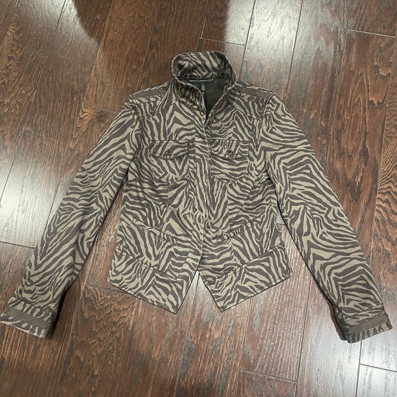 White House Black Market Womens Tiger Print Denim Jacket Snap Closure Size 2 - Picture 5 of 8